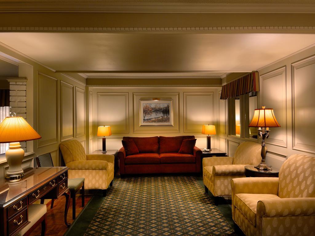 ROYAL SCOT HOTEL & SUITES | ⋆⋆⋆ | VICTORIA, CANADA | SEASON DEALS FROM $132